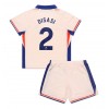 Baby Fußballbekleidung Chelsea Axel Disasi #2 Auswärtstrikot 2024-25 Kurzarm (+ kurze hosen)
